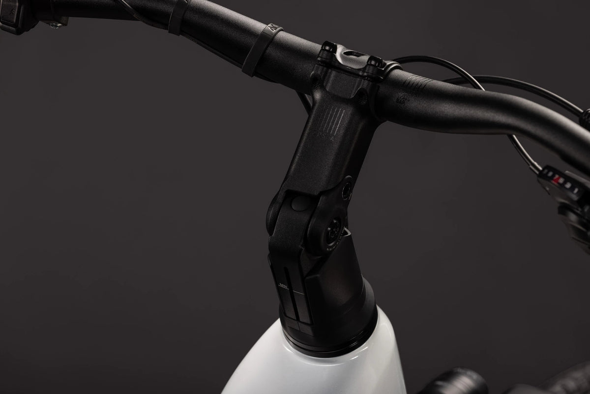 Cube Touring Hybrid ONE 600 metallicwhite´n´chrome EE 2027