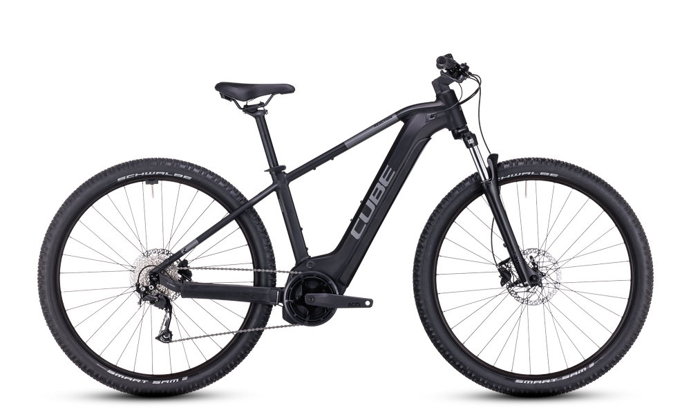 Cube Reaction Hybrid E-Bike in Schwarz, geeignet für Mountainbiking und Alltag. Robuster Rahmen, breite Reifen, sportliches Design.