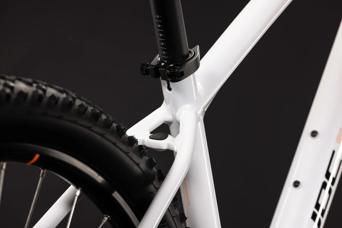 Cube Aim One metallicwhite´n´black 2027